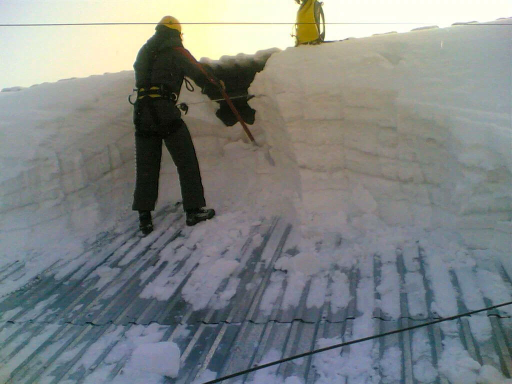 Уборка снега цена в Гатчине